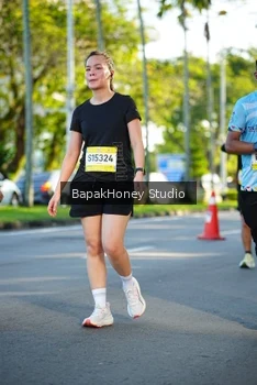 Runner Photo 1566628
