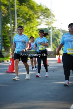 Runner Photo 1584162