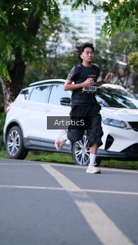 Runner Photo 1612944