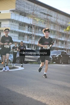 Runner Photo 1672768