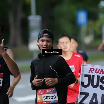 Runner Photo 33010