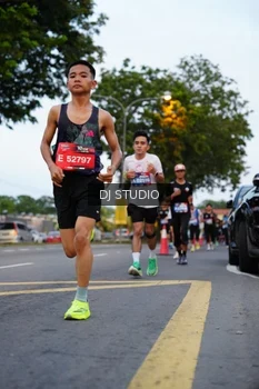 Runner Photo 4195833