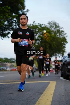 Runner Photo 4196393