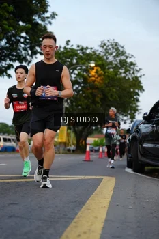 Runner Photo 4196475