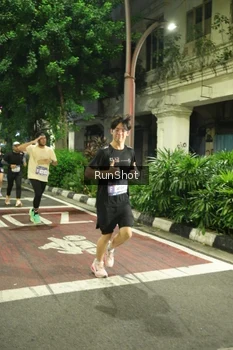 Runner Photo 4210709