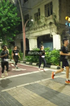 Runner Photo 4214100