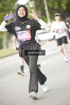 Runner Photo 4242526