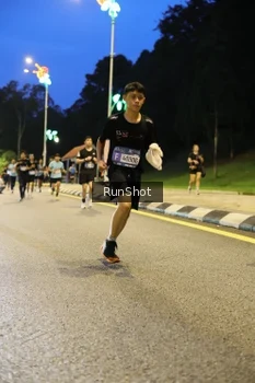 Runner Photo 4294900