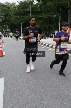 Runner Photo 4302900