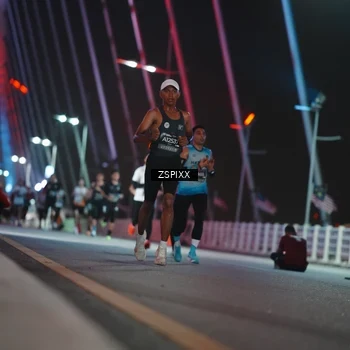 Runner Photo 6158060
