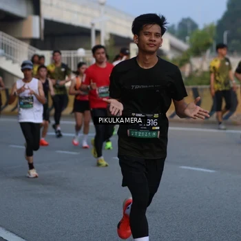Runner Photo 6258467