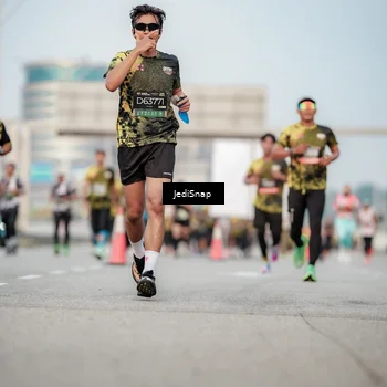 Runner Photo 6706004