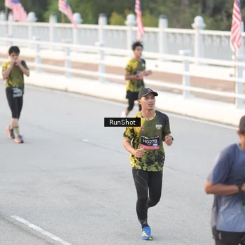 Runner Photo 6824024
