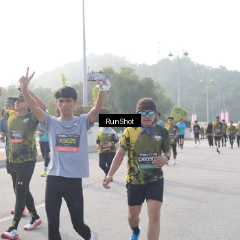 Runner Photo 6880100
