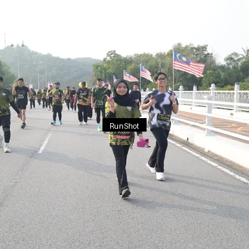 Runner Photo 6880680