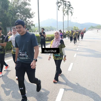 Runner Photo 6940003