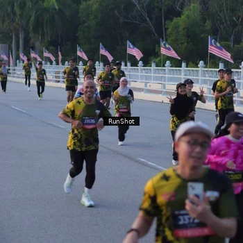 Runner Photo 7108100