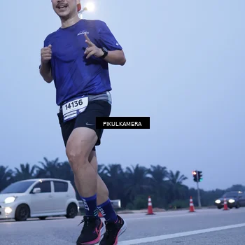 Runner Photo 7343000