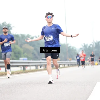 Runner Photo 7392024