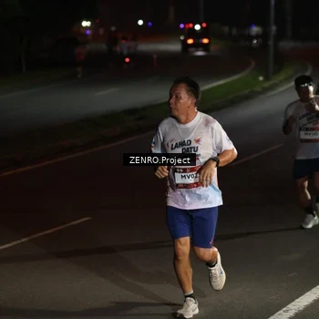 Runner Photo 7648873