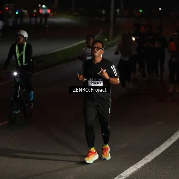 Runner Photo 7649100