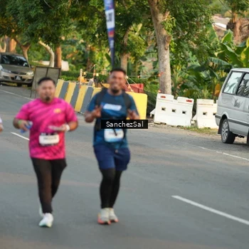 Runner Photo 7703535