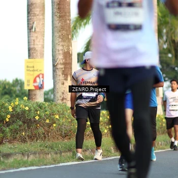 Runner Photo 7707079