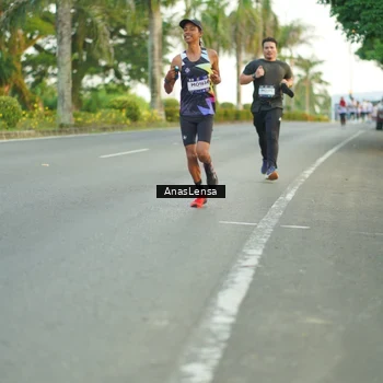 Runner Photo 7749115