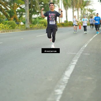 Runner Photo 7750864