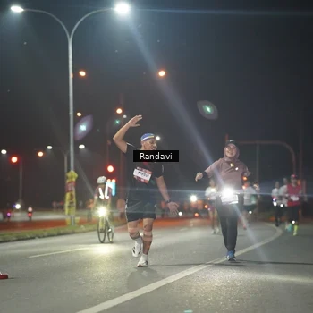 Runner Photo 7761172