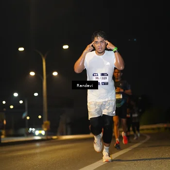 Runner Photo 7771113