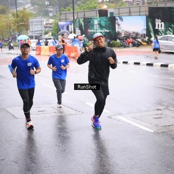 Runner Photo 7935555