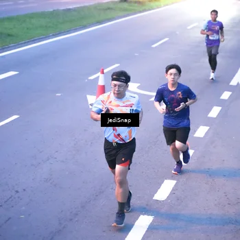 Runner Photo 8234374