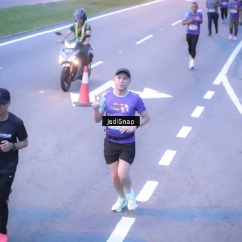 Runner Photo 8239024