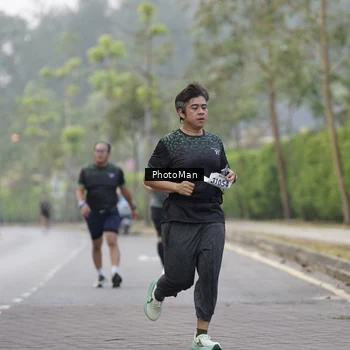 Runner Photo 8300204