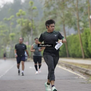 Runner Photo 8300311