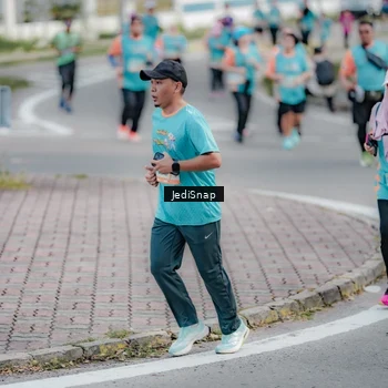 Runner Photo 8302499