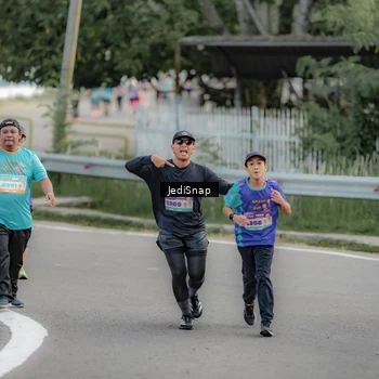 Runner Photo 8328078