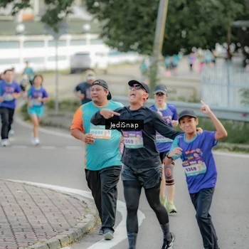 Runner Photo 8328100