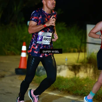 Runner Photo 8406002