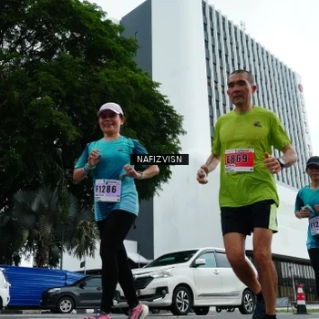 Runner Photo 8825003