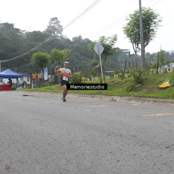 Runner Photo 9047096